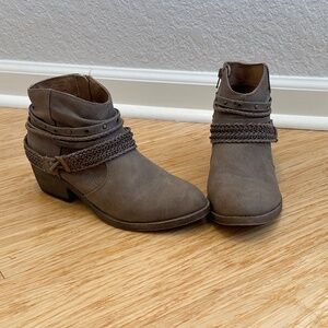 Women’s ankle boots (booties)